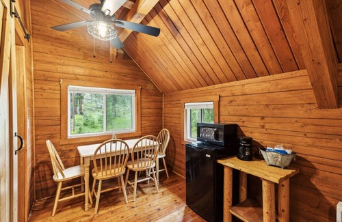 Grantsdale Cabin | Lost Horse Lodge – Double Queen Cabin
