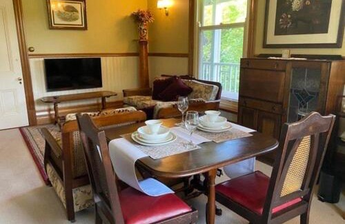 Cockatoo House | Lottie’s Bed & Breakfast at Fielderberry Farm