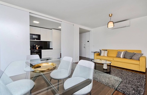 Sao Domingos de Benfica Apartment | Lovage Yellow Apartment, AC, Wifi, Elevator