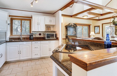 New Richmond House | 'Love Lake Retreat’ w/Hot Tub in New Richmond!