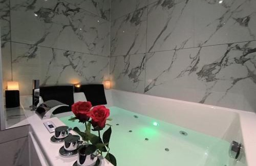 Montbrison Apartment | LOVE ROOM - Amour Chic et Intime