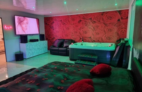 Bazoques Apartment | Love Room jacuzzi