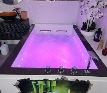 Saint-Assiscle Apartment | Love Room romantique avec Jacuzzi 2 places