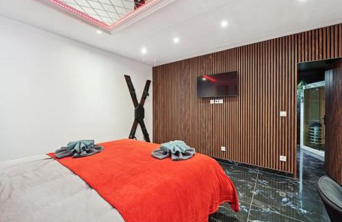 Corbeil-Essonnes Apartment | Love Room - Suite avec jacuzzi et sauna privatif
