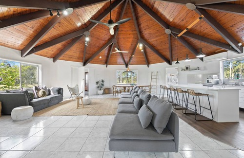 Lovedale House | Lovedale Lodge up to 40 guests|10 bedroom|acres| heated pool &spa and games shed