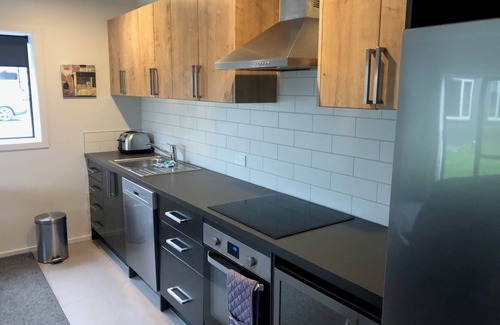 Cambridge Apartment | Lovely 1 bedroom - 1 bathroom unit. Self contained with full kitchen.