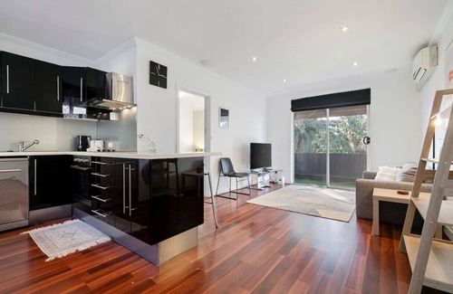 Osborne Park Apartment | Lovely 1 bedroom unit with free parking! Free WIFI