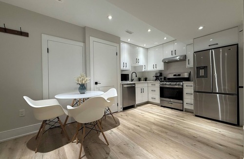 Beaconsfield Village House | Lovely 1-Bedroom New Apartment Downtown