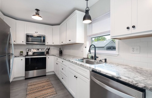 Historic Uptown Apartment | Lovely 1 bedroom rental unit 5 minutes to downtown