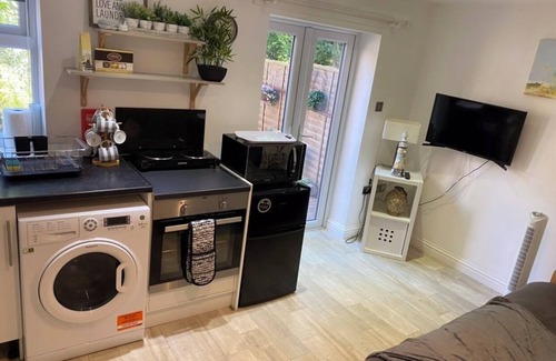 Bracknell Apartment | Lovely 1 bedroom, with parking & patio, 5 min walk from Lexicon & Train Station