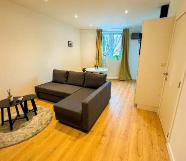 Bloemekenswijk Apartment | Lovely 1BR & 1LR Apt for 4P, Only 15 Min Walk to City Center
