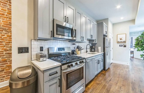 North Philadelphia West Apartment | Lovely 2/2 w/Patio | 10 mins to DT | Sleeps 10 |