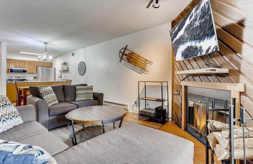 Peak 8 Condo | Lovely 2 BDR Condo - Close to Skiing & Main St!