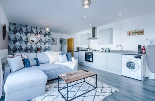 Formby Apartment | Lovely 2 Bed Apartment -Ideal 4 Leisure & Business Travellers