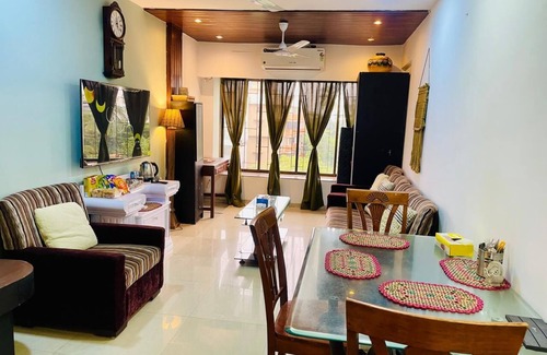 Bandra West Apartment | Lovely 2-bedroom apartment with WiFi, AC at Hill Road, Bandra west.