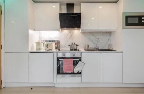 Mapesbury Apartment | Lovely 2-Bedroom Condo With Balcony and Park View