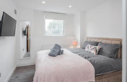 Mapesbury Apartment | Lovely 2-Bedroom Condo With Balcony and Park View