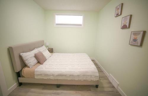 Springbank Hill House | Lovely 2-bedroom suite with private entrance