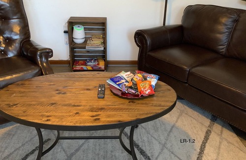 Elk Mills House | Lovely 2 bedroom unit with free parking in front