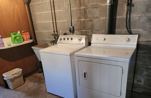 East Syracuse Apartment | Lovely 2 Bedroom Upper Apartment. Centrally located. Only min to RT 690 and 81.