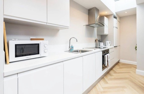 Portobello House | Lovely 2bed HOUSE with patio & fast reliable WIFI