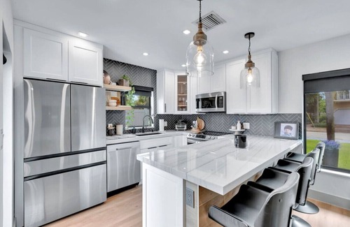 Lake Ridge House | Lovely 2BR 2BA Modern Flat w/Vibrant Backyard