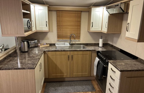 Clacton-on-Sea House | Lovely 3 bed caravan near the beach, ideal for families!