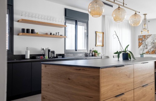 Ra'ananna Apartment | Lovely 3-bedroom apartment in Ra'anana with WiFi and AC