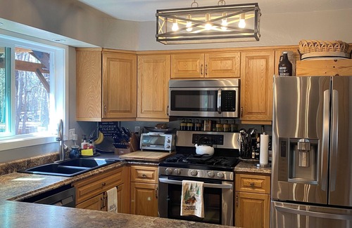 Pinetop Cabin | Lovely 3-bedroom cabin Pinetop Lakes golf course, covered deck, fire, Wi-Fi