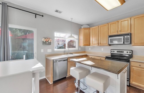 Parker House | Lovely 30-Day Boutique 3 Bedroom 3 Bath Furnished Rental