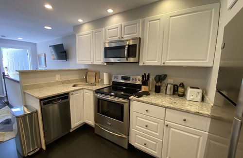 Georgetown Condo | Lovely 3BR 2BA 2 level condo in great Georgetown location (31 day min)