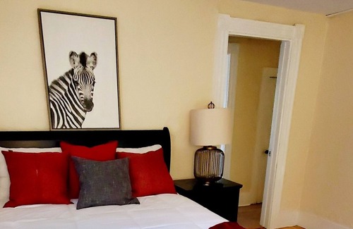 Sharon Apartment | Lovely 4 bedroom home 15 min from Gillette stadium. Close to shops & restaurants
