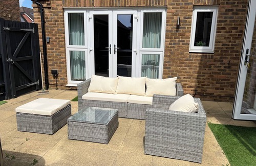 Horley House | Lovely 4 bedroom home with a study