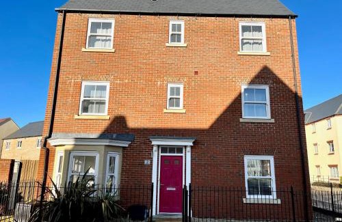 Bicester House | Lovely 4 doubled bedroomed townhouse in Bicester near to Bicester Village
