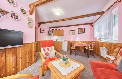 Starkov Villa | Lovely apartment in villa for 4 people with WIFI, pool, TV, patio and pets allowed