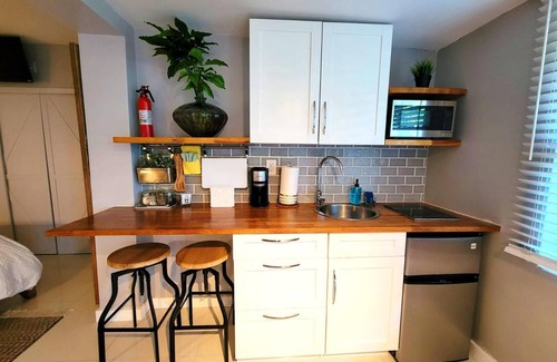 Flagami Apartment | Lovely and comfy studio-Free parking and Laundry!