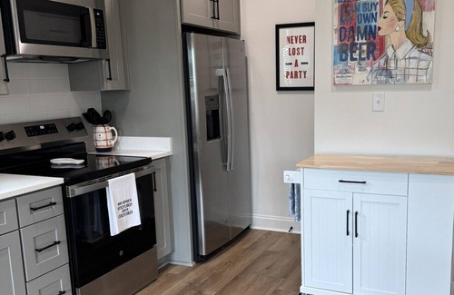 Oxford Condo | Lovely and Cozy! New 1-Bdr Condo, Sleeps 4! Come stay with Southern Sole!