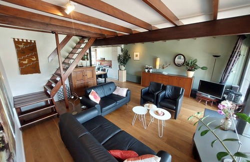 Uitwellingerga Villa | Lovely and cozy cottage centrally located on the water side in Friesland
