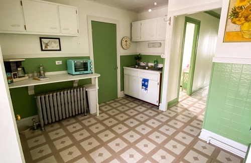 Norwood Park East Apartment | lovely and cozy vintage two bedroom, 🐾friendly apartment