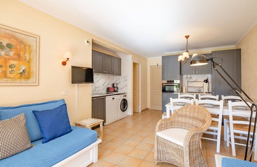 Les Issambres Apartment | Lovely apartment for 6 people with A/C, WIFI, pool, TV, terrace and parking