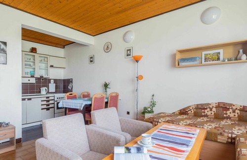 Rabyne Apartment | Lovely apartment for 5 people with WIFI, patio, pets allowed, panoramic view and parking