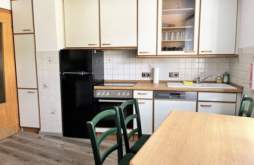 Quiddelbach Apartment | Lovely apartment for 10 people with WIFI, A/C, TV, patio and parking