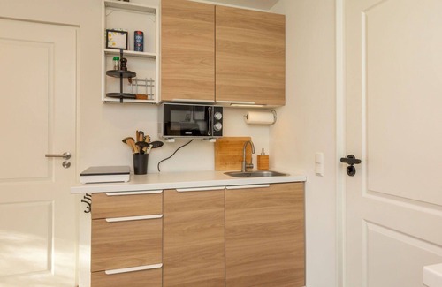 Wolphaartsdijk Apartment | Lovely apartment for 2 guests with WIFI, hot tub, TV, terrace, pets allowed and parking
