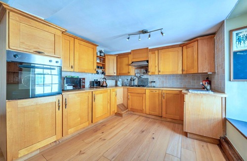 Brecon Apartment | Lovely apartment for 4 guests with WIFI, terrace, pets allowed and parking