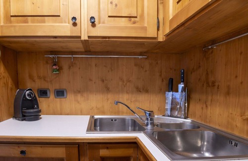 Bormio Apartment | Lovely apartment for 4 people with WIFI, hot tub, TV, pets allowed and parking