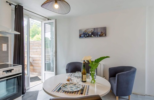 Locquirec Apartment | Lovely apartment for 2 guests with WIFI, TV, terrace, pets allowed and parking