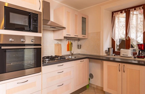 Maccagno Apartment | Lovely apartment for 5 guests with TV, terrace, pets allowed and parking
