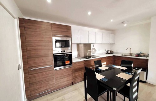 Chesterfield Apartment | Lovely apartment close 2 City Center &Rail Station