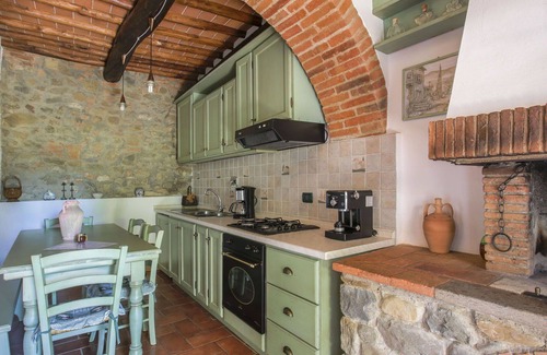 Montevarchi Villa | Lovely apartment in villa for 4 people with pool, WIFI, TV, patio, pets allowed and parking