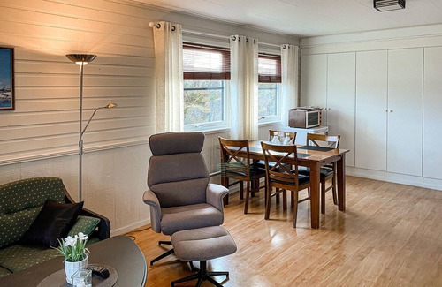 Offersøy Apartment | Lovely apartment in Offersøy with sauna